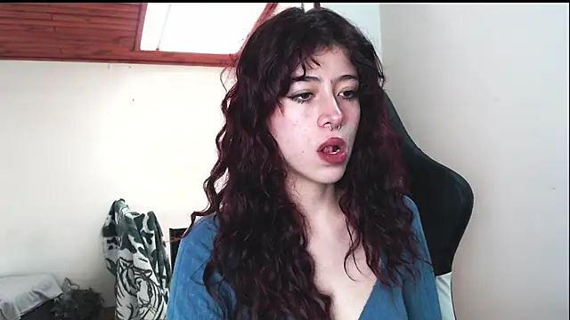 SuzzyyM online show from December 18, 2024, 2:28 pm