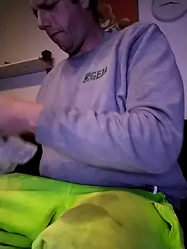 Snapshot of Knuffelstaaf123 chatting on December 1, 2025, 3:57 pm Knuffelstaaf123 online show from December 1, 2025, 3:57 pm