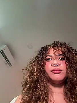 Snapshot of Lianh_Benett chatting on July 19, 2026, 2:20 am Lianh Benett online show from July 19, 2026, 2:20 am
