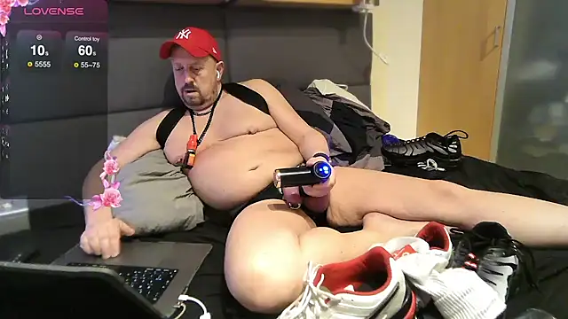 Poppersbate online show from February 12, 2025, 9:01 pm