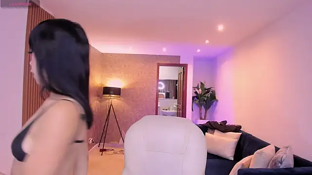 viiolet thomas online show from November 14, 2025, 8:01 pm