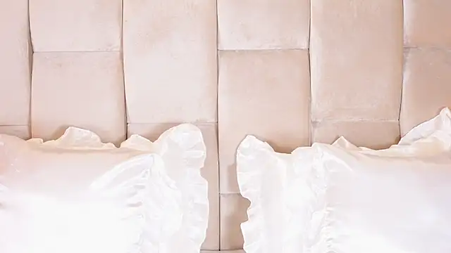 KiraKayleigh1 online show from April 18, 2026, 11:05 pm