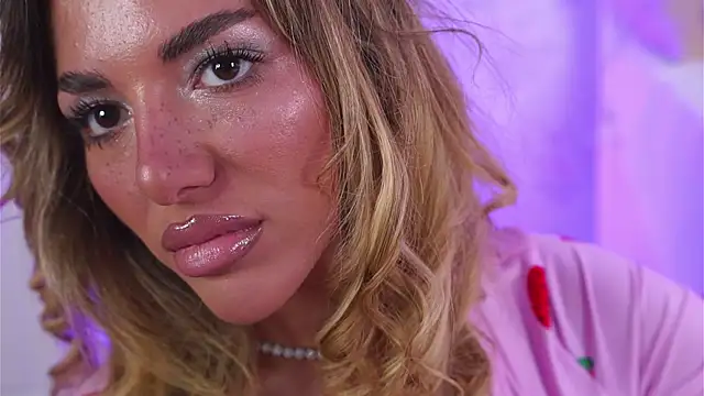 Snapshot of ClaraHazel chatting on November 13, 2025, 7:01 am ClaraHazel online show from November 13, 2025, 7:01 am