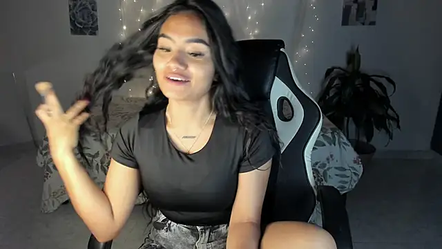 Snapshot of Riana_Kean chatting on November 5, 2025, 9:29 pm Riana Kean online show from November 5, 2025, 9:29 pm