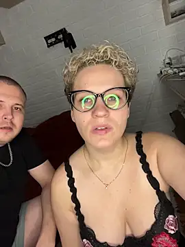 Snapshot of MrMrsRight chatting on November 3, 2025, 11:36 am MrMrsRight online show from November 3, 2025, 11:36 am