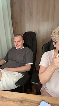 Snapshot of MrMrsRight chatting on September 29, 2025, 7:48 am MrMrsRight online show from September 29, 2025, 7:48 am