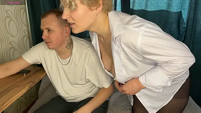 Snapshot of MrMrsRight chatting on March 19, 2025, 9:49 am MrMrsRight online show from March 19, 2025, 9:49 am