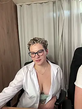 Snapshot of MrMrsRight chatting on September 18, 2025, 8:06 am MrMrsRight online show from September 18, 2025, 8:06 am