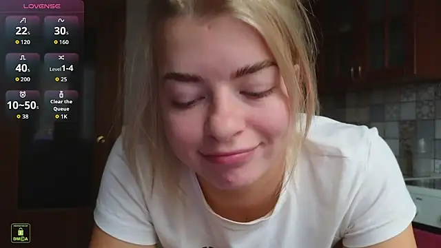 Snapshot of RinaBlondie chatting on October 26, 2025, 1:00 pm RinaBlondie online show from October 26, 2025, 1:00 pm