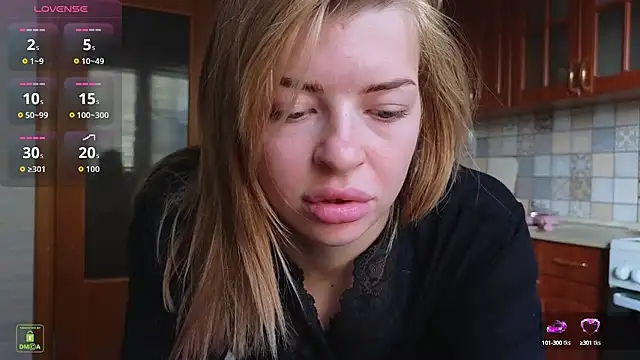 Snapshot of RinaBlondie chatting on September 27, 2025, 12:44 pm RinaBlondie online show from September 27, 2025, 12:44 pm