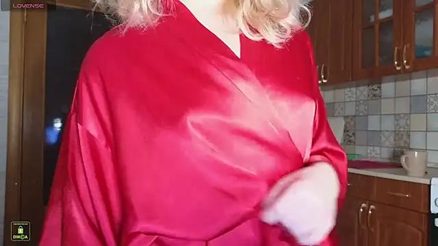 Snapshot of RinaBlondie chatting on November 3, 2025, 3:48 pm RinaBlondie online show from November 3, 2025, 3:48 pm