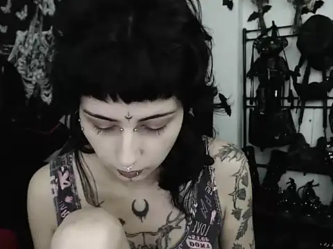 Snapshot of n0sferatus__ chatting on June 5, 2026, 2:05 am n0sferatus online show from June 5, 2026, 2:05 am