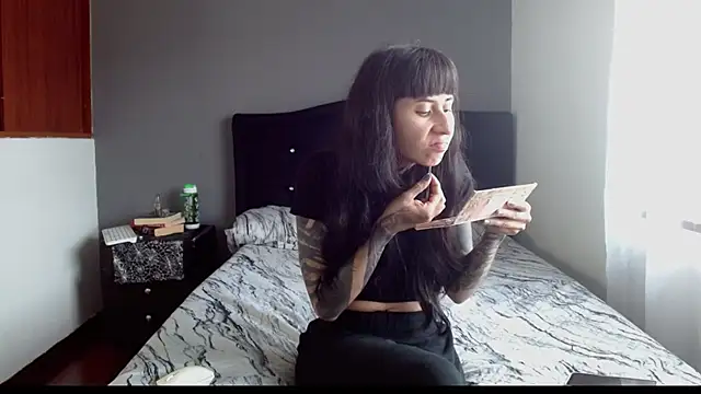 Snapshot of Emilia_1995 chatting on December 3, 2025, 7:13 pm Emilia 1995 online show from December 3, 2025, 7:13 pm