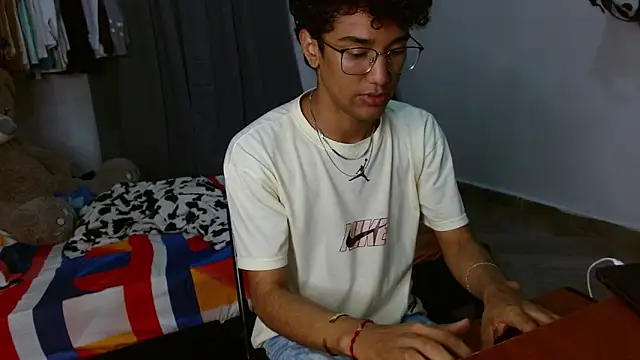 harrytwink18 online show from February 16, 2026, 9:13 pm