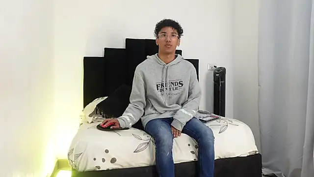 harrytwink18 online show from January 13, 2025, 1:49 pm