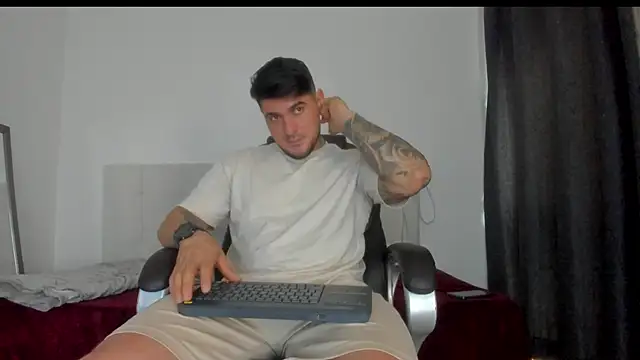 Snapshot of Teilor_Creed chatting on November 18, 2025, 7:39 pm Teilor Creed online show from November 18, 2025, 7:39 pm