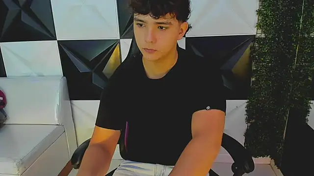 Snapshot of Dani_cumboy chatting on September 20, 2025, 1:05 pm Dani cumboy online show from September 20, 2025, 1:05 pm