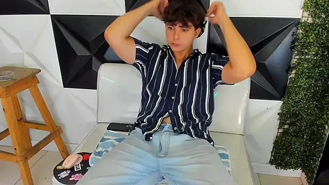 Snapshot of Dani_cumboy chatting on November 12, 2025, 2:43 pm Dani cumboy online show from November 12, 2025, 2:43 pm