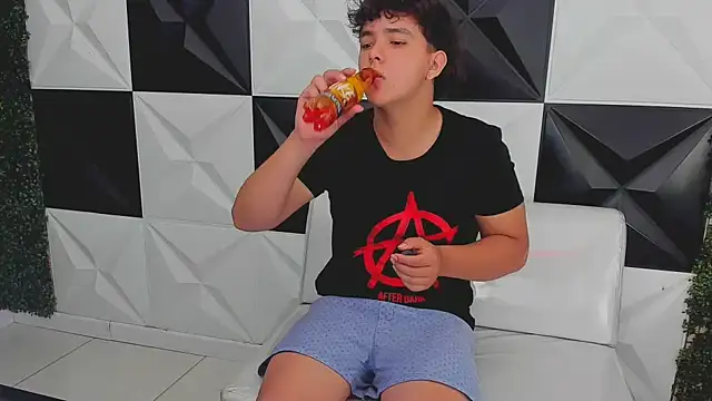 Snapshot of Dani_cumboy chatting on October 9, 2025, 3:01 pm Dani cumboy online show from October 9, 2025, 3:01 pm