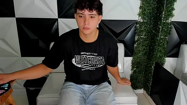 Snapshot of Dani_cumboy chatting on November 28, 2025, 2:39 pm Dani cumboy online show from November 28, 2025, 2:39 pm