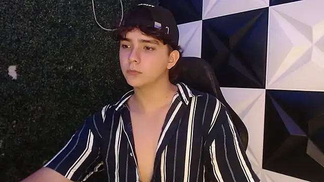 Snapshot of Dani_cumboy chatting on February 24, 2025, 1:46 am Dani cumboy online show from February 24, 2025, 1:46 am