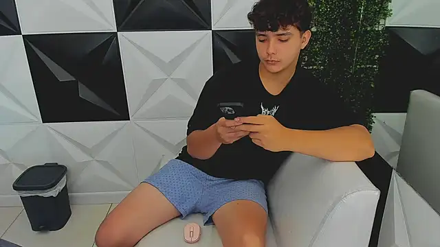 Snapshot of Dani_cumboy chatting on October 8, 2025, 1:56 pm Dani cumboy online show from October 8, 2025, 1:56 pm