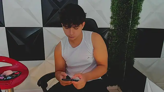 Snapshot of Dani_cumboy chatting on October 1, 2025, 1:04 pm Dani cumboy online show from October 1, 2025, 1:04 pm