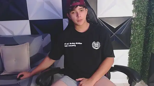 Snapshot of Dani_cumboy chatting on March 20, 2025, 2:40 am Dani cumboy online show from March 20, 2025, 2:40 am