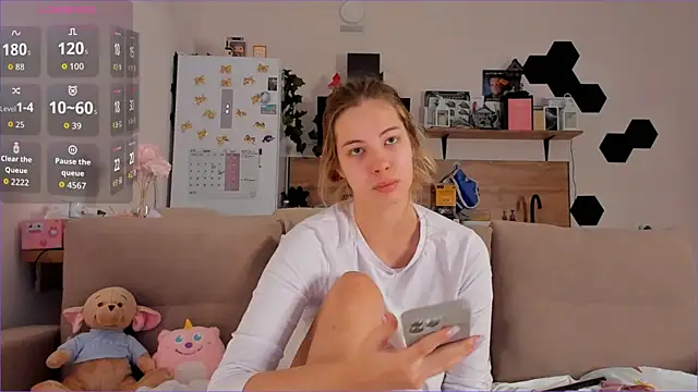 Girl alone home online show from November 7, 2025, 4:39 am