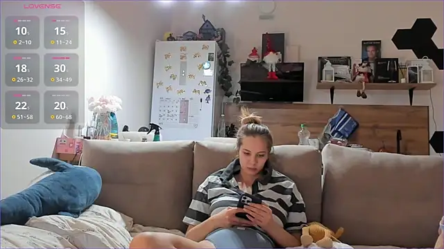 Girl alone home online show from January 14, 2026, 4:10 pm