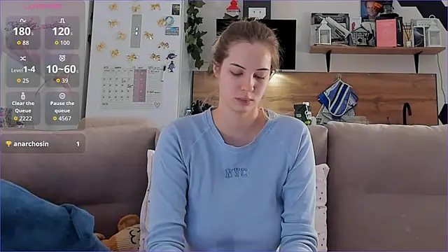 Girl alone home online show from December 4, 2025, 4:44 am