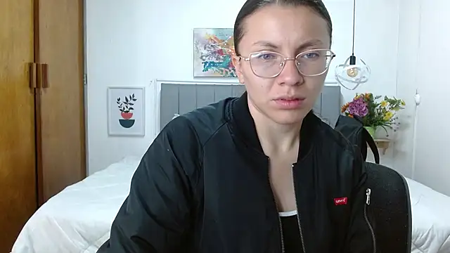 karlamorris  online show from December 18, 2025, 1:37 pm