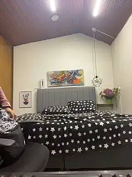 karlamorris  online show from April 15, 2026, 1:26 pm