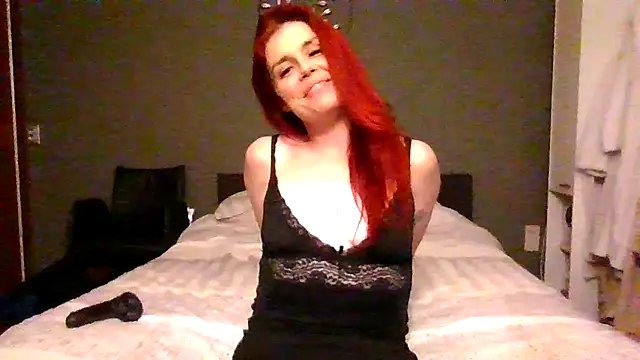 Snapshot of CristinaDeLuxe chatting on March 10, 2026, 7:40 pm CristinaDeLuxe online show from March 10, 2026, 7:40 pm