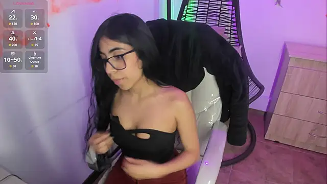 lunitaa18 online show from November 4, 2025, 9:18 pm