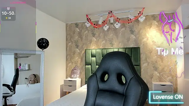 april dumont online show from October 23, 2025, 1:32 pm