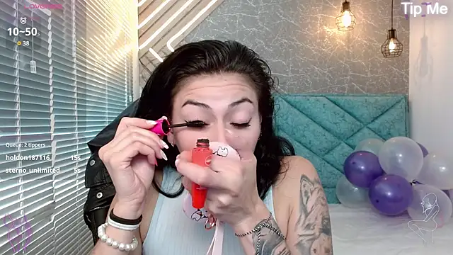 april dumont online show from March 18, 2025, 3:44 pm