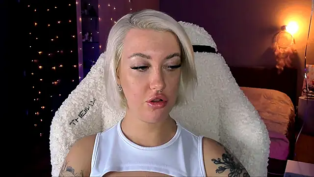 Snapshot of tykioty_Miley chatting on December 13, 2024, 3:32 pm tykioty Miley online show from December 13, 2024, 3:32 pm