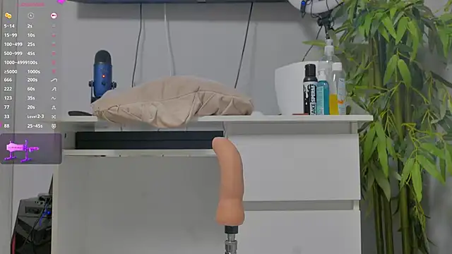 Snapshot of luckyalice_ chatting on November 6, 2025, 8:02 pm luckyalice online show from November 6, 2025, 8:02 pm