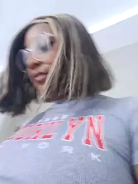 Snapshot of Adelehottman chatting on November 25, 2025, 12:16 pm Adelehottman online show from November 25, 2025, 12:16 pm