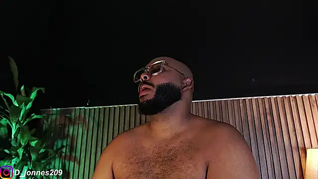 Snapshot of DilanJonnes_ chatting on October 3, 2025, 11:06 pm DilanJonnes  online show from October 3, 2025, 11:06 pm