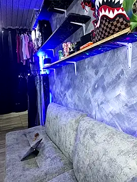 Lian Lee online show from April 4, 2026, 1:23 am