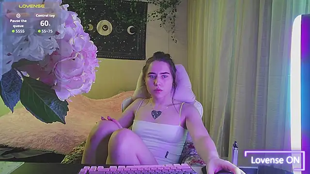 Snapshot of Aurora_workerr chatting on November 3, 2025, 10:19 am Aurora workerr online show from November 3, 2025, 10:19 am