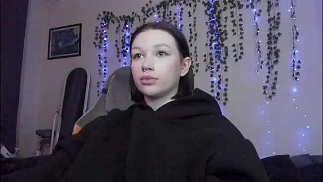 Snapshot of Emmy_m00n chatting on December 3, 2024, 9:50 am Emmy m00n online show from December 3, 2024, 9:50 am