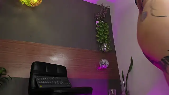 GinebraaFox  online show from April 15, 2026, 7:58 pm