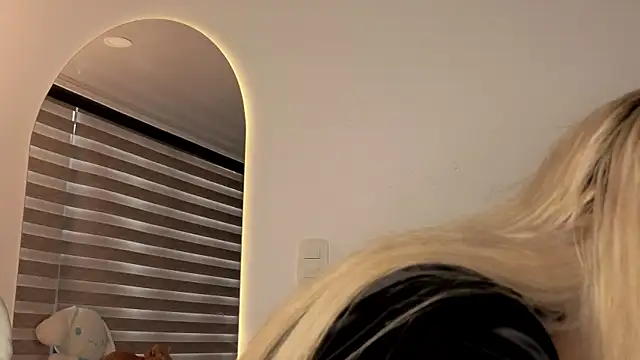 Snapshot of AtheneaRossi chatting on October 28, 2025, 12:48 pm AtheneaRossi online show from October 28, 2025, 12:48 pm