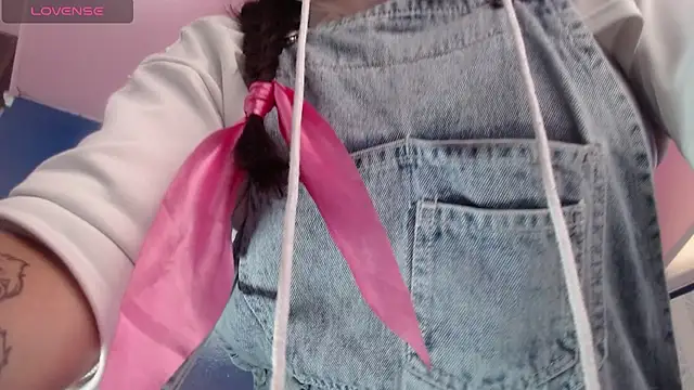 vitoria23  online show from December 5, 2025, 2:15 pm