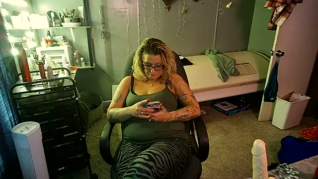 Snapshot of Lisalovely6981 chatting on February 21, 2025, 8:16 pm Lisalovely6981 online show from February 21, 2025, 8:16 pm