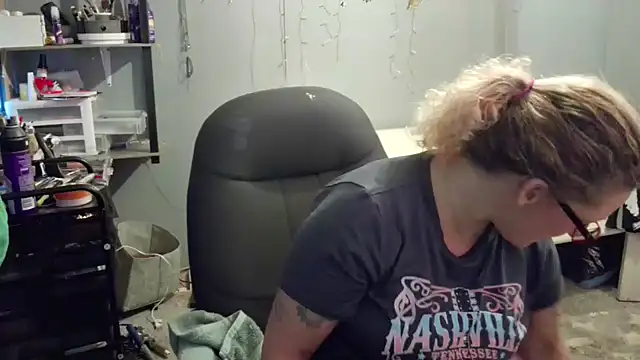 Snapshot of Lisalovely6981 chatting on February 6, 2025, 10:10 pm Lisalovely6981 online show from February 6, 2025, 10:10 pm