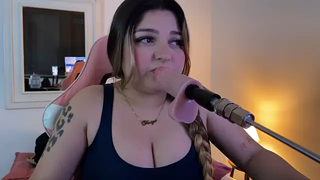 Snapshot of SweetPaige_ chatting on October 31, 2025, 10:38 pm SweetPaige online show from October 31, 2025, 10:38 pm